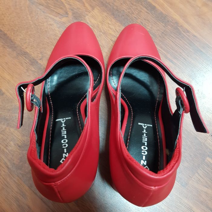 Pantofi cu bareta si toc rosii