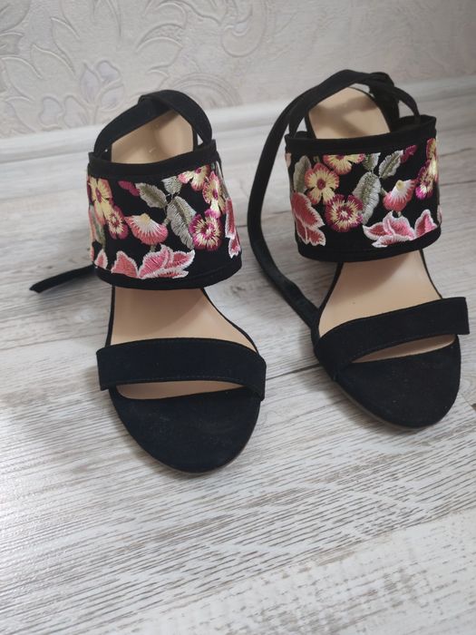 Sandale negre elegante, piele și motive florale țesute