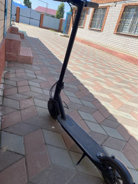 Продам электросамокат xiaomi m365