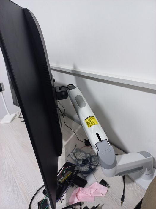 Monitor va kronshteyn sotiladi