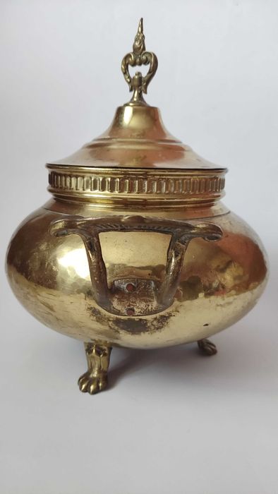 Голям старинен ръчно кован месингов съд с дръжки и крачета от бронз