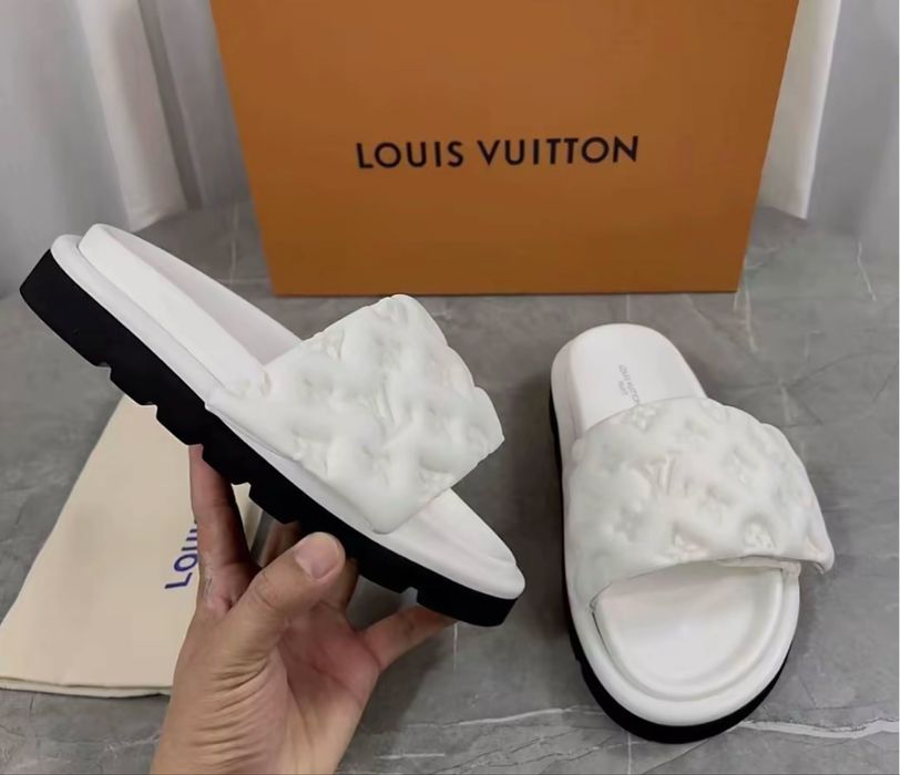 Vand papuci louis vuitton albi unisex noi. Marimi de la 35 la 45