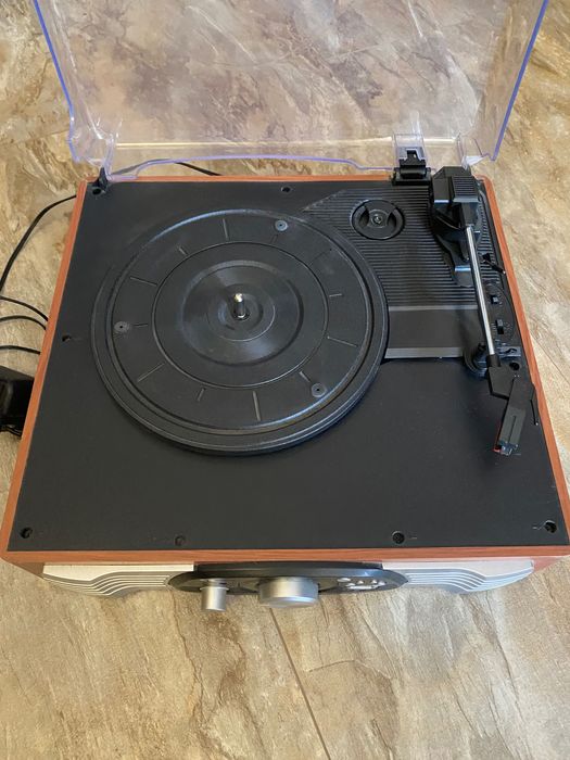 Turntable продавам грамофон 1 by one