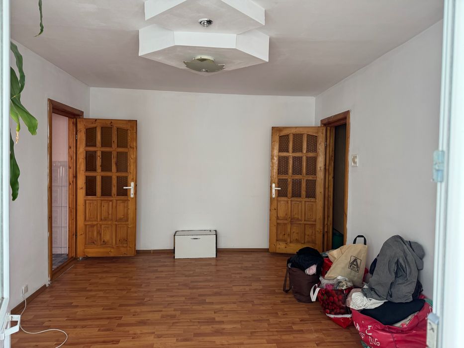 Vând apartament cu 2 camere, situat în zona Stadion Nemobilat