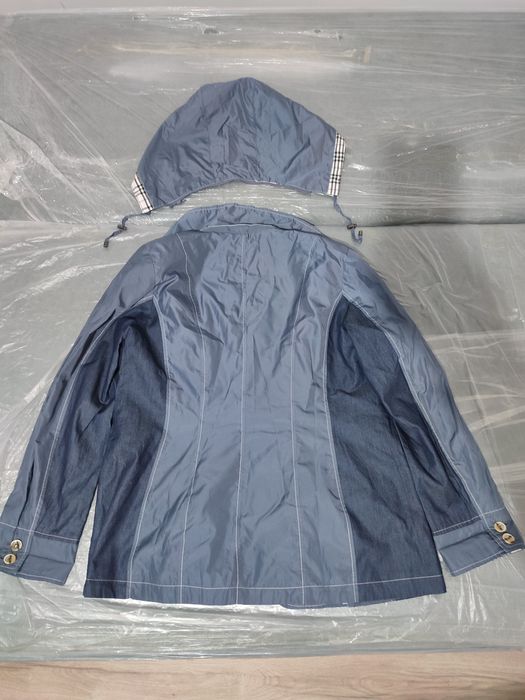 Продам женскую куртку с капюшоном