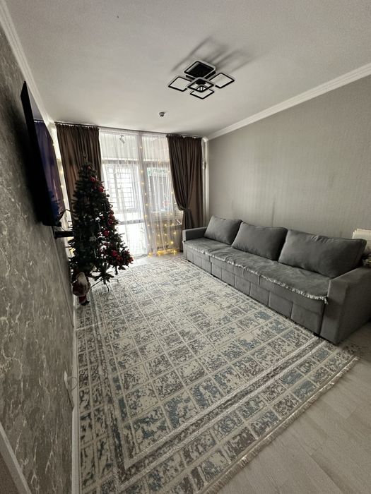 Кровать,стол со стульями