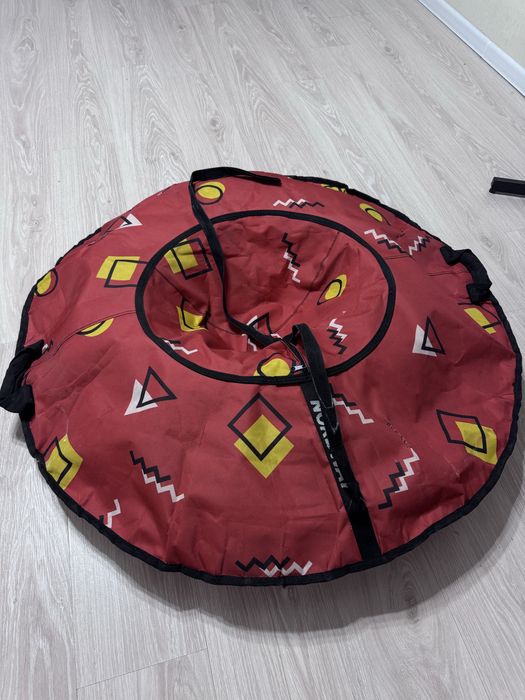 Ватрушка красного цвета