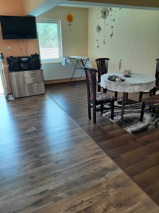 Продавам двуетажна къща