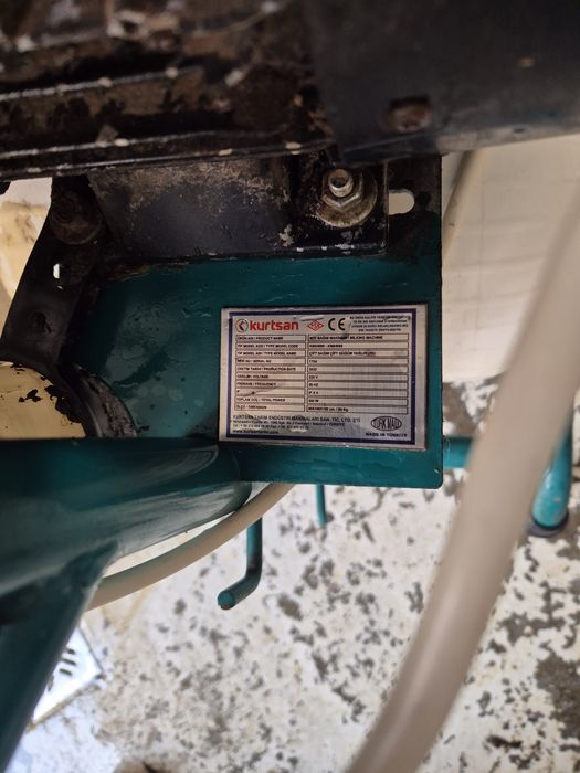 Vând aparat de muls cu 2 posturi si 2 bidoane inox