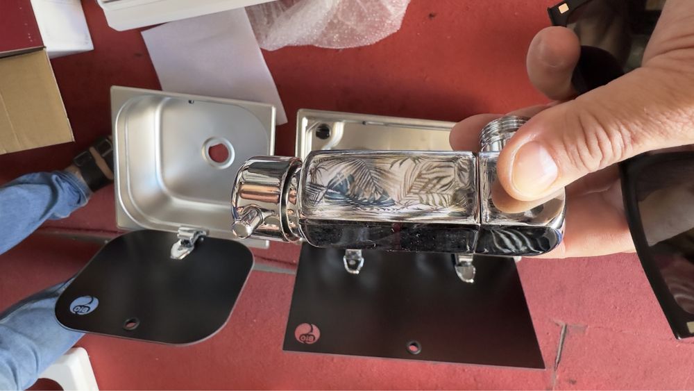 Голямо разнообразие от аксеасоари  и специални стъкла за каравани