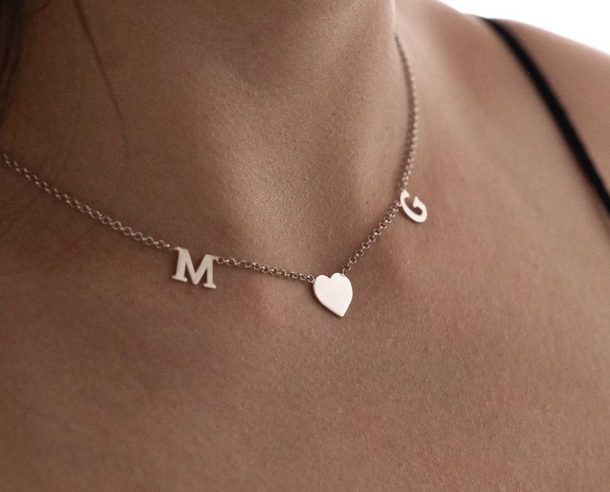 Сребърно колие с инициали на близките ви хора и сърце, колие с име