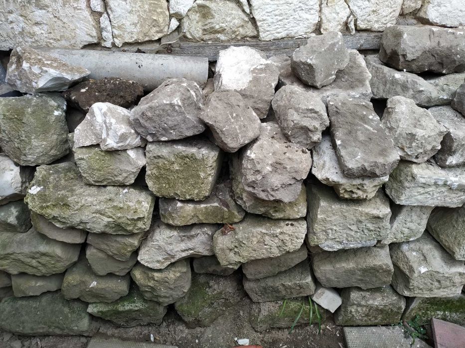 Дялани камъни за ограда или за основи