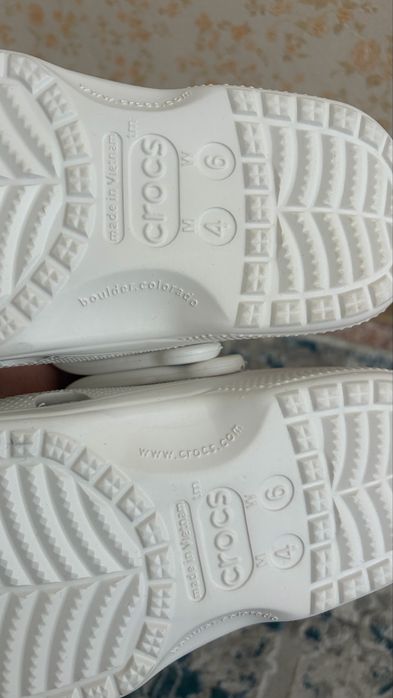 Продам crocs новые