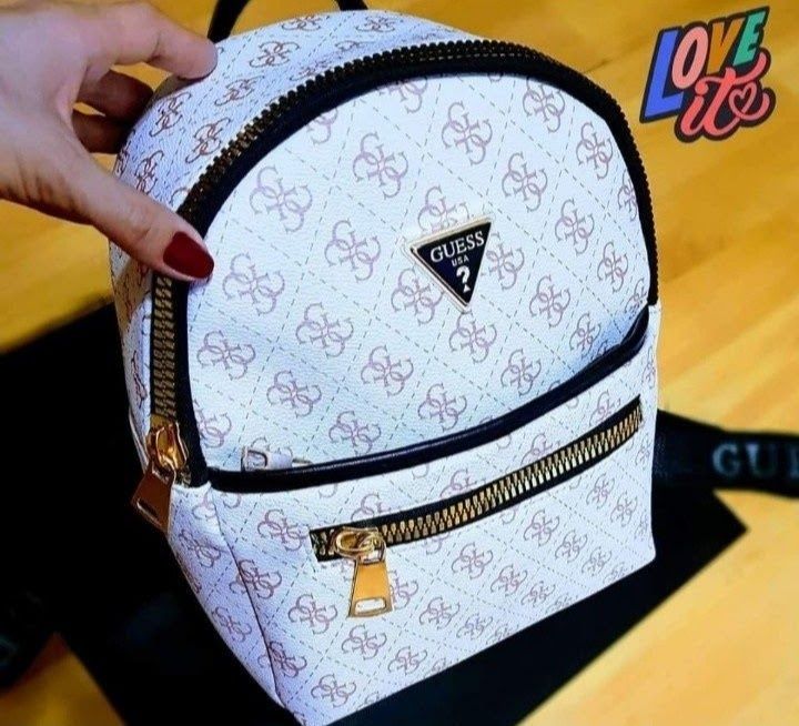 Rucsac Guess dimensiune medie, logo metalic,saculet, etichetă
