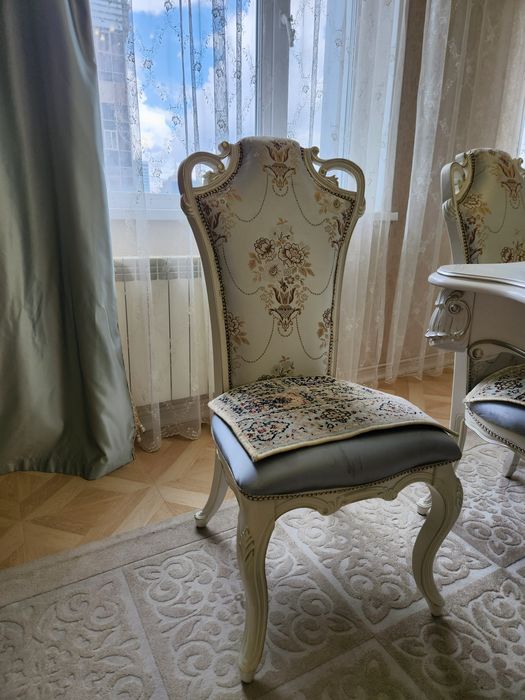 Продам стол и 9 стульев