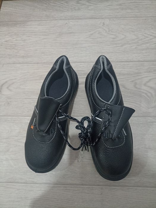 Специальные ботинки железный носок