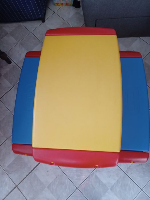 Детска къщичка за игра и масичка с две пейки