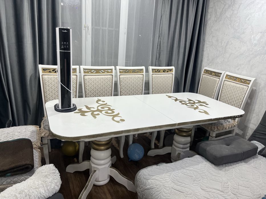 Продаю стол со стульями.