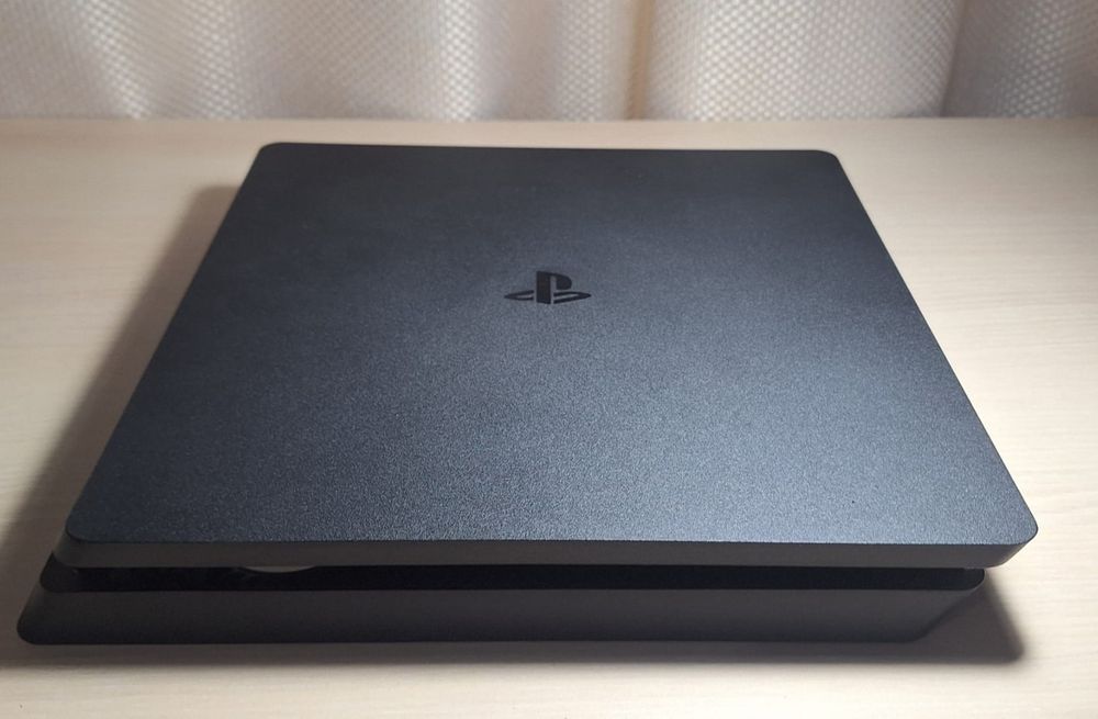 PS4 Slim 1TB - Pachet Complet: 2 Manete + 4 Jocuri
