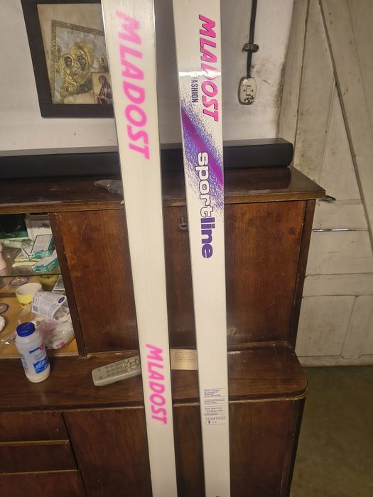 Ски младост 180 см чисто нови