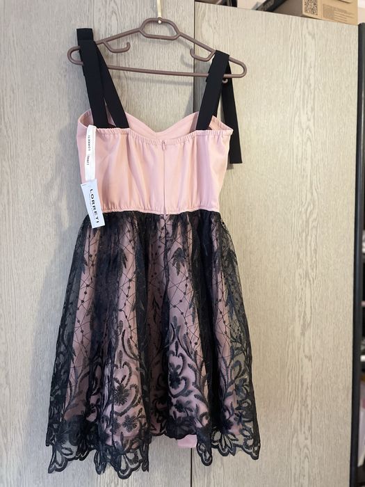 Нежна рокля Loretti с дантелени детайли и панделки