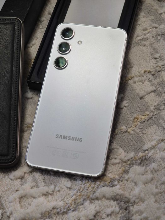 Продам Samsung s24 white