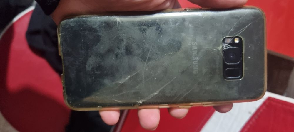 Vand telefoane pentru piese au parola