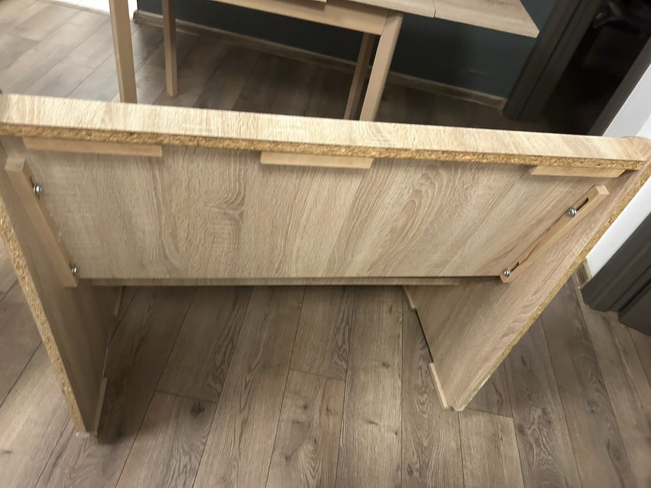 Vand o masa , 2 scane si un colțar