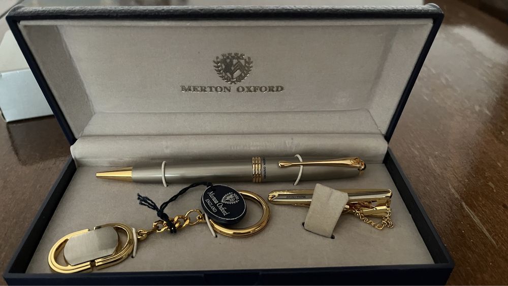 Комплект от игла, химикалка и ключодържател