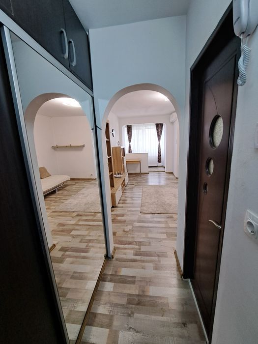 Garsonieră modernă – 50m metrou Favorit (1 minut) – aer condiționat, mobilată complet