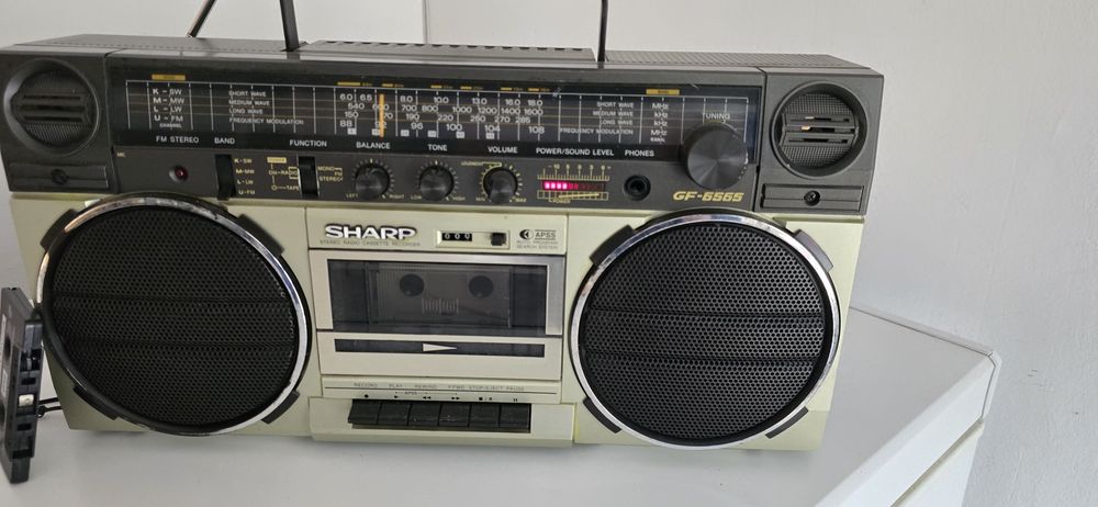 Vând radiocasetofon Sharp original Japan impecabil !