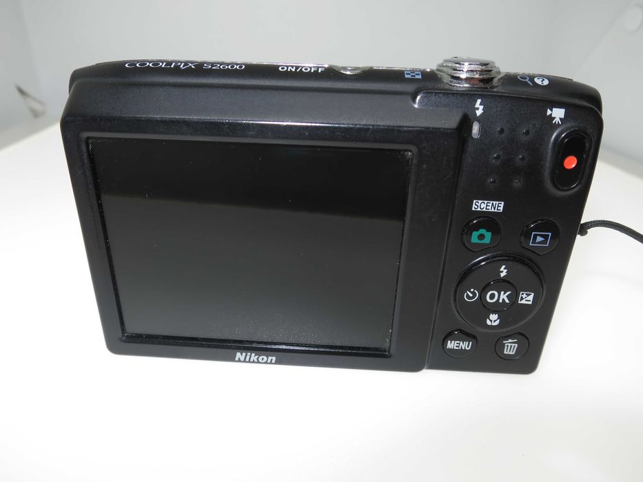 Nikon Coolpix S2600 стилен ултра компактен фотоапарат Работи Отлично