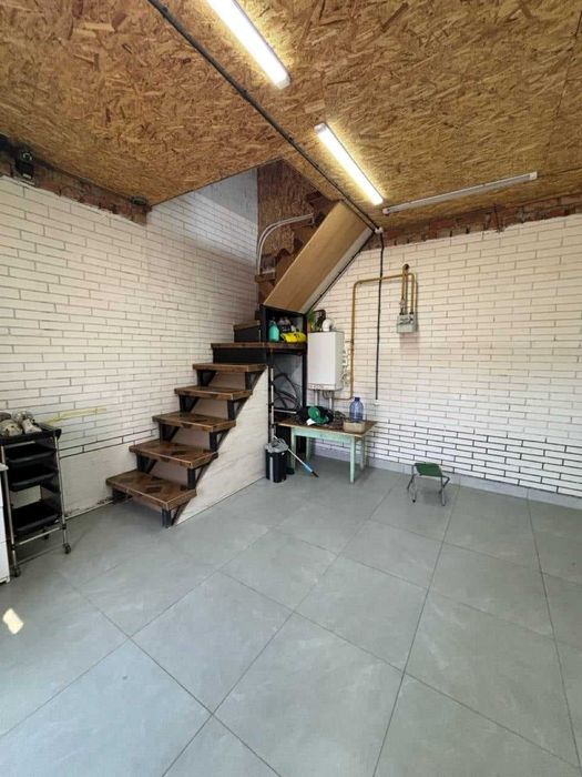 продам 2-х этажный коттедж в центре