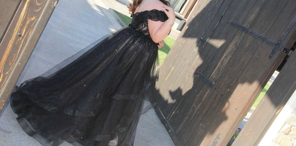 Бална рокля черва