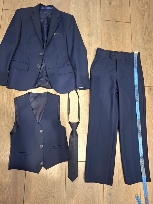 Продам школьный костюм