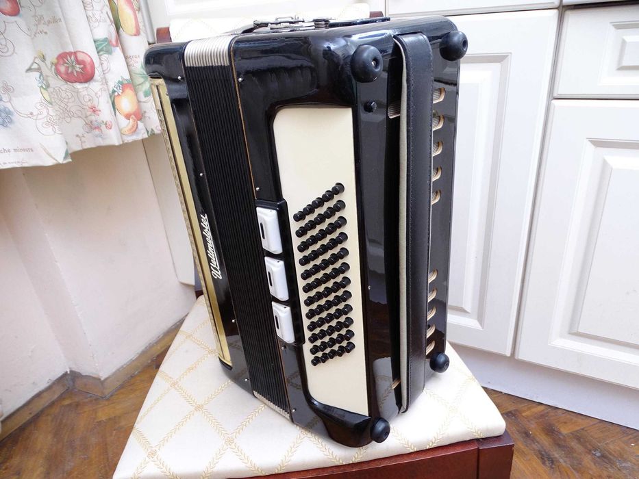 Много запазен стар акордеон Велтмайстер 60 баса