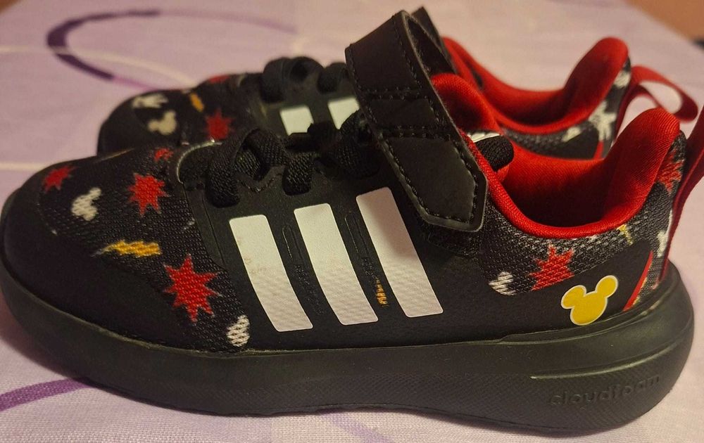 Adidași și hăinuțe copii