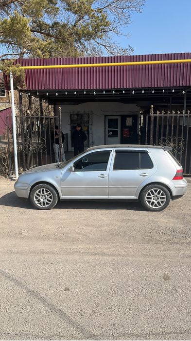 Продам golf 4 jahre объем 2л год 2000