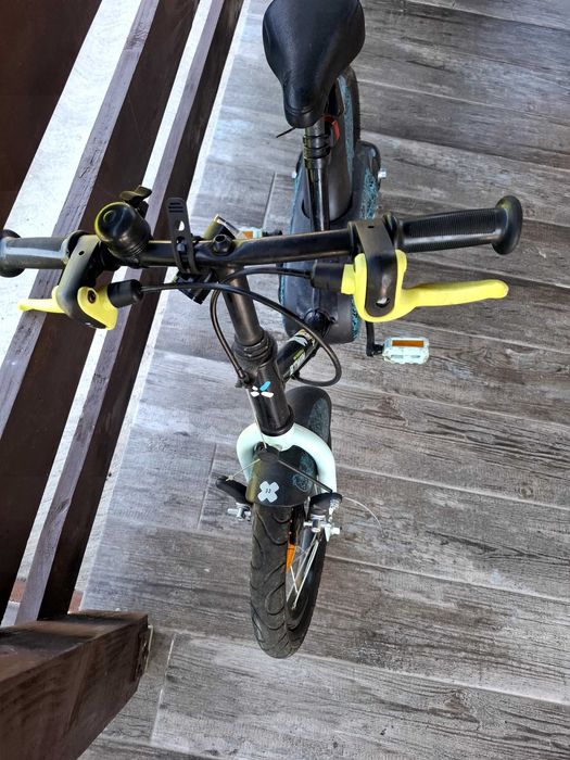 Vand bicicleta cu roti ajutătoare 3-5ani