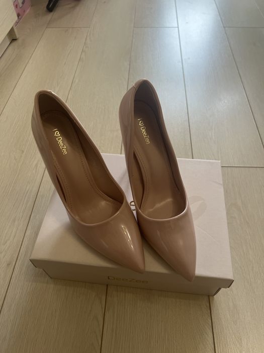 Елегантни обувки на ток