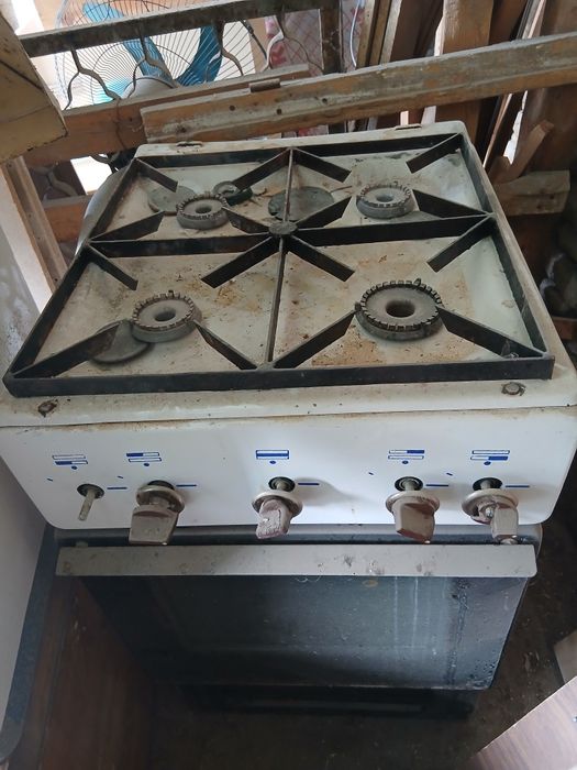 Eski mebel , gaz plita , kir yuvadigon moshina , pilisos sotiladoli