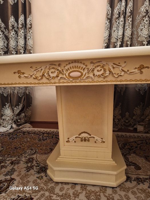 Стол для гостинной