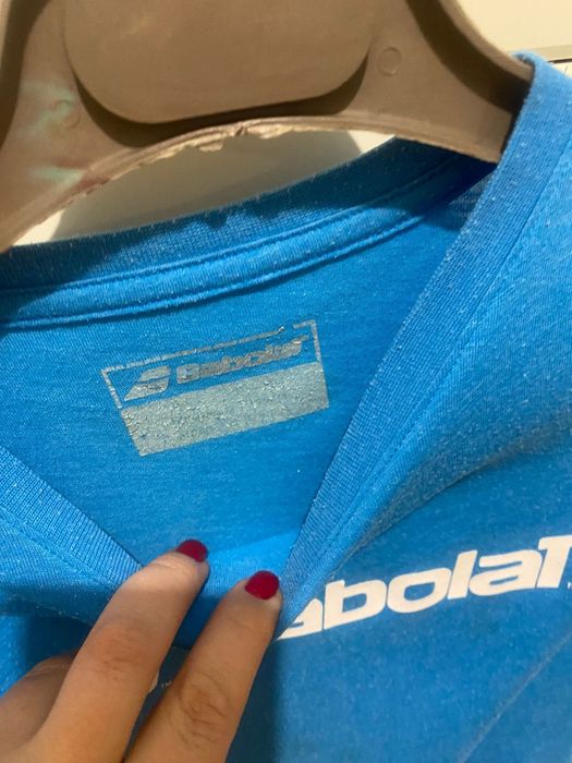 Кроссовки и футболка.