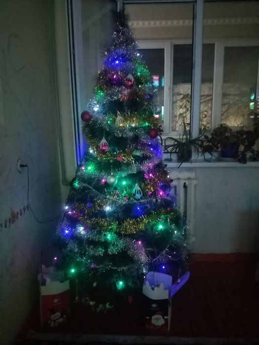 Ёлка , искуственная.