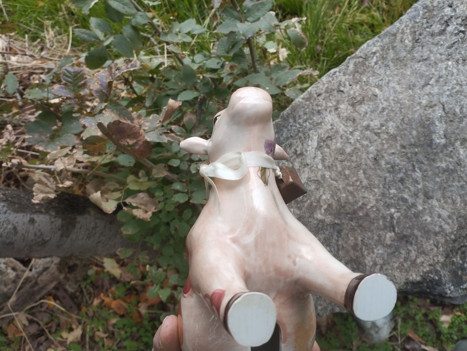 Порцеланова декоративна фигурка на крава-касичка