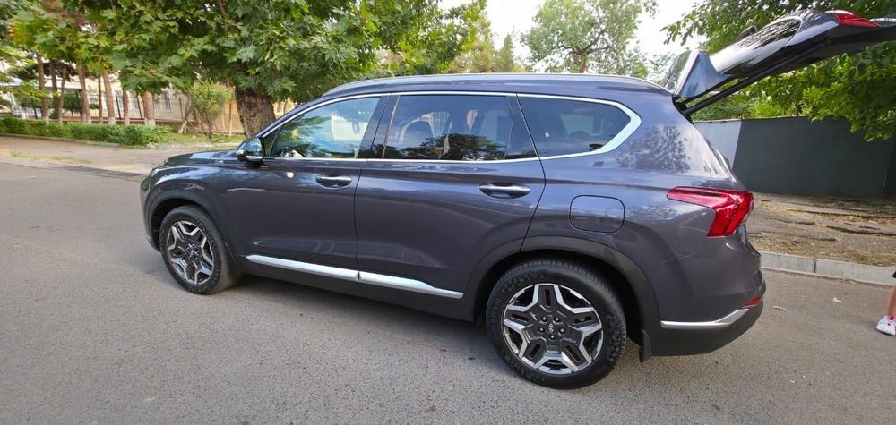 Продаю свой автомобиль Hyundai Santa Fe 2022 года.