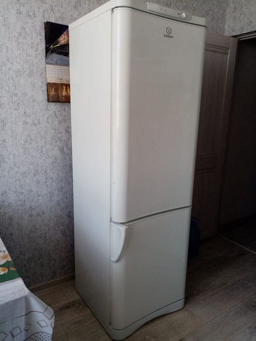 Продам холодильник индезит