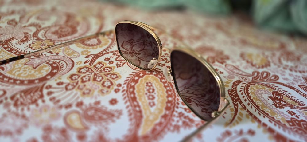 Продавам слънчеви очила