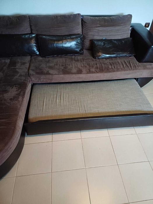 Разтегателен ъглов диван с лежанка