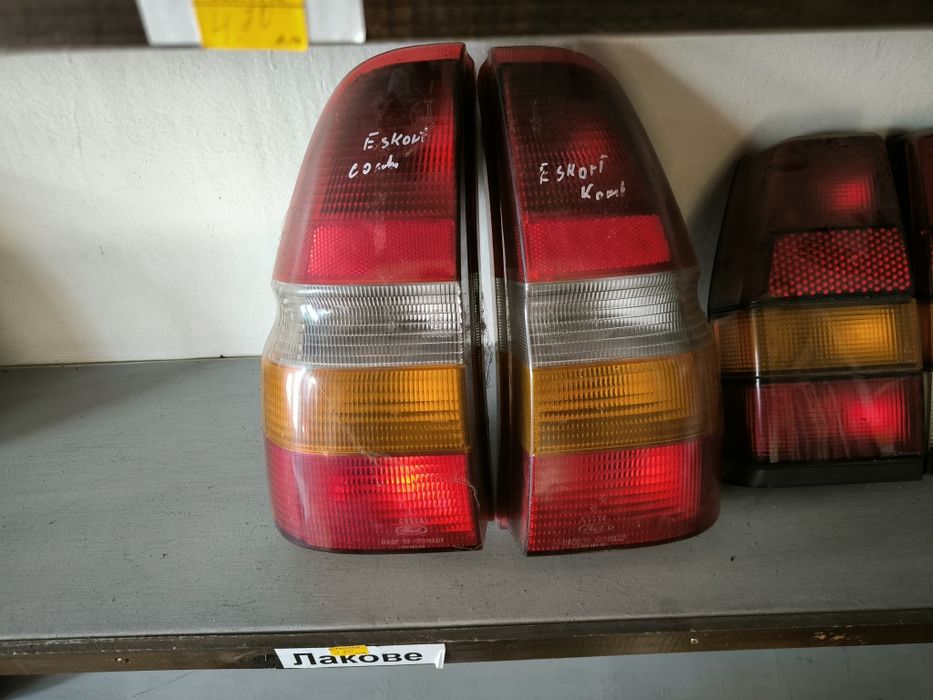 Стопове за автомобили и един комплект фарове за форд